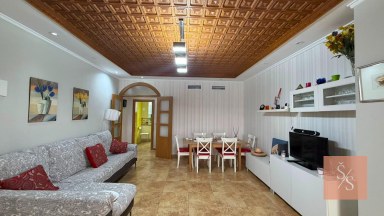 Kompletně zrekonstruovaný apartmán s bočním výhledem na moře v Torrevieja