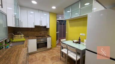 Kompletně zrekonstruovaný apartmán s bočním výhledem na moře v Torrevieja