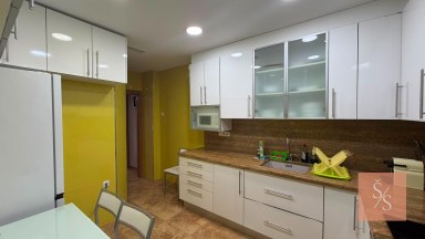 Kompletně zrekonstruovaný apartmán s bočním výhledem na moře v Torrevieja