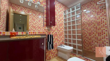 Kompletně zrekonstruovaný apartmán s bočním výhledem na moře v Torrevieja