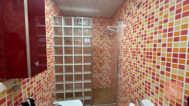 Kompletně zrekonstruovaný apartmán s bočním výhledem na moře v Torrevieja
