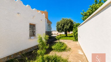 Prostorná samostatně stojící vila s bazénem na pozemku 1 000 m² v El Chaparral