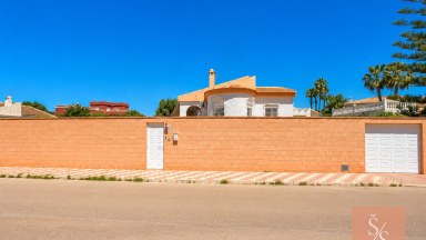 Prostorná samostatně stojící vila s bazénem na pozemku 1 000 m² v El Chaparral