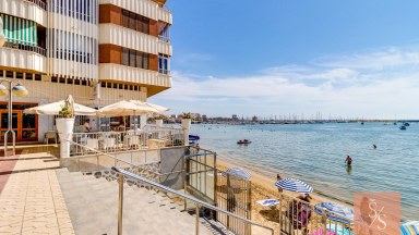 Prostorný apartmán v první linii u moře s čelním výhledem na Středozemní moře
