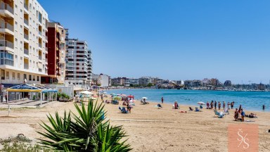 Prostorný apartmán v první linii u moře s čelním výhledem na Středozemní moře