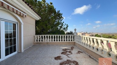 Luxusní vila na pozemku 2 130 m² s panoramatickými výhledy v Ciudad Quesada