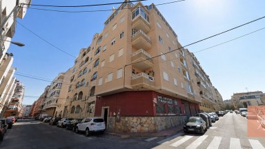 Zrekonstruovaný apartmán se zasklenou terasou v centru Torrevieja