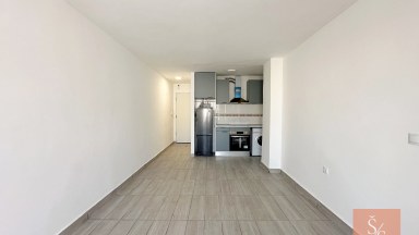 Zrekonstruovaný apartmán se zasklenou terasou v centru Torrevieja