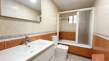 Zrekonstruovaný apartmán se zasklenou terasou v centru Torrevieja