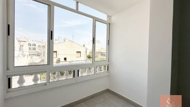 Zrekonstruovaný apartmán se zasklenou terasou v centru Torrevieja