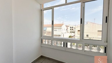 Zrekonstruovaný apartmán se zasklenou terasou v centru Torrevieja