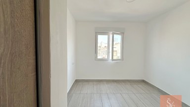 Zrekonstruovaný apartmán se zasklenou terasou v centru Torrevieja