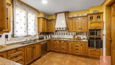 Luxusní vila s výhledem na moře, bazénem, posilovnou a saunou v La Veleta