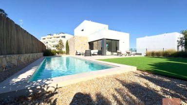 Luxusní vila s bazénem v Las Colinas Golf & Country Club