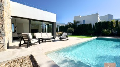 Luxusní vila s bazénem v Las Colinas Golf & Country Club