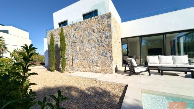 Luxusní vila s bazénem v Las Colinas Golf & Country Club