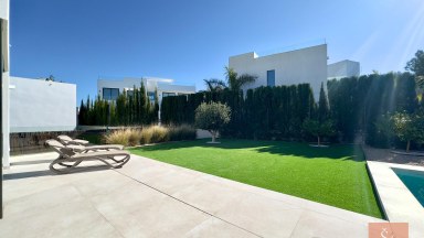 Luxusní vila s bazénem v Las Colinas Golf & Country Club