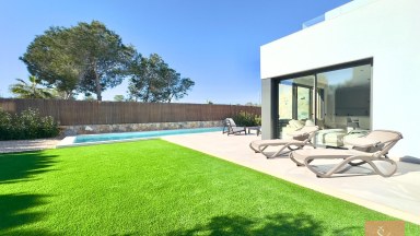 Luxusní vila s bazénem v Las Colinas Golf & Country Club