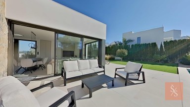 Luxusní vila s bazénem v Las Colinas Golf & Country Club