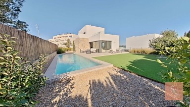 Luxusní vila s bazénem v Las Colinas Golf & Country Club