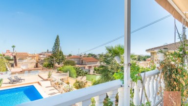Dvojdomek s bazénem a solárním systémem v Los Balcones