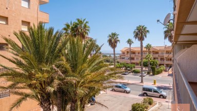 Zrekonstruované studio s prosklenou terasou 5 minut od pláže, Pinomar