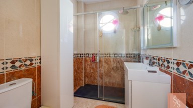 Vila s výhledem na moře a velkým slunným pozemkem