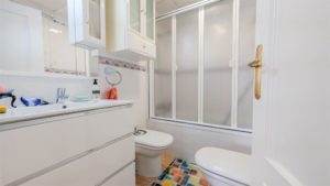 Apartmán Santa Pola, Koupelna
