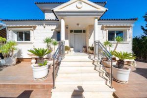 Vila La Mata, vchod